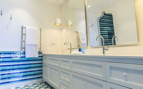 Villa Heart: Bleu, Sol, Design Intérieur, Luminaire Plomberie, Sol, Armoire De Toilette, Tuile, Plomberie, Robinet, Salle De Bains