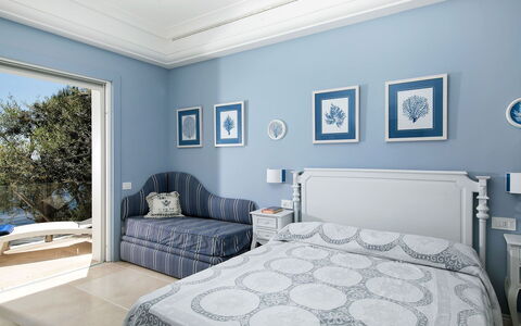 Villa Ieranto 6: Bleu, Meubles, Design Intérieur, Mur, Plafond, Sol, Chambre, Textile, Sol, Lit