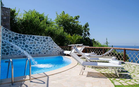 Villa Il Sogno di Praiano: Bleu, Piscine, Mobilier De Jardin, Recours, Parapluie, Eco Hôtel, Loisir, Ombre, Chaise, Tropiques
