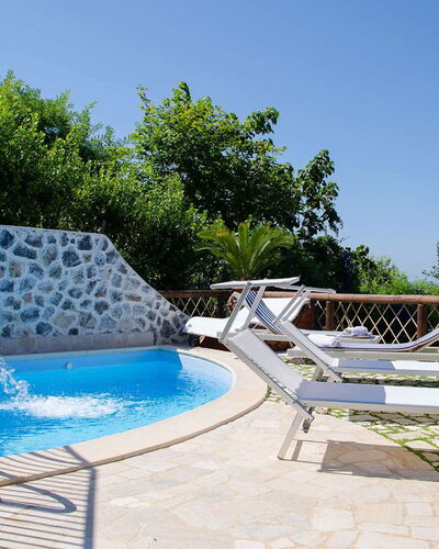 Villa Il Sogno di Praiano: Bleu, Piscine, Mobilier De Jardin, Recours, Parapluie, Eco Hôtel, Loisir, Ombre, Chaise, Tropiques