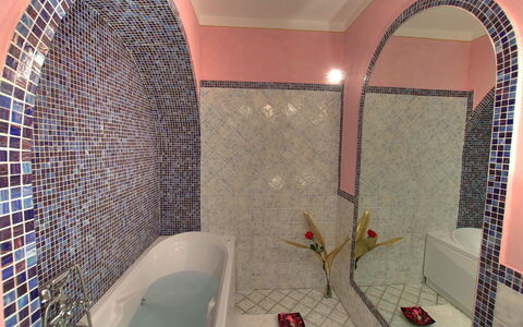 Villa Incanto: Mur, Sol, Luminaire Plomberie, Design Intérieur, Sol, Salle De Bains, Plomberie, Tuile, Robinet, Baignoire