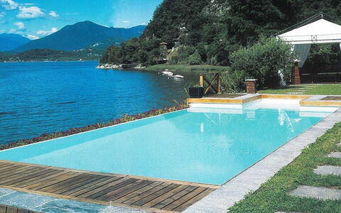 Villa Isa: Bleu, L'Eau, Piscine, Recours, Composite, Loisir, Eco Hôtel, Ombre, Caractéristique De L'Eau, Mobilier De Jardin