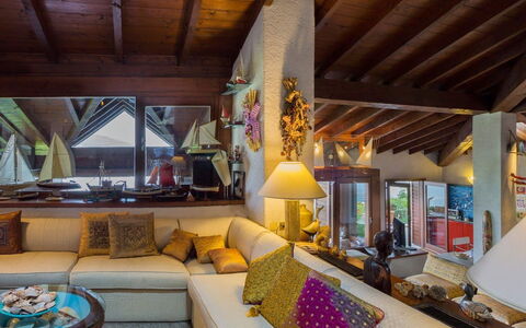 Villa Isa: Design Intérieur, Meubles, Bois, Canapé, Sol, Plafond, Sol, Salon, Éclairage, Domicile