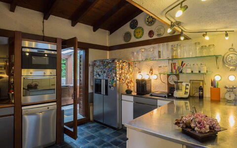 Villa Isa: Cuisine, Design Intérieur, Comptoir, Luminaire, Sol, Meubles, Plafond, Bois, Éclairage, Cabinetry