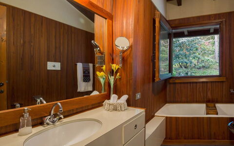 Villa Isa: Design Intérieur, Luminaire Plomberie, Bois, Lavabo, Évier, Sol, Plafond, Sol, Robinet, Salle De Bains