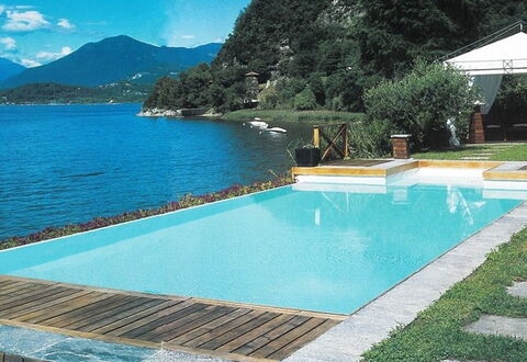 Villa Isa: Bleu, L'Eau, Piscine, Recours, Composite, Loisir, Eco Hôtel, Ombre, Caractéristique De L'Eau, Mobilier De Jardin