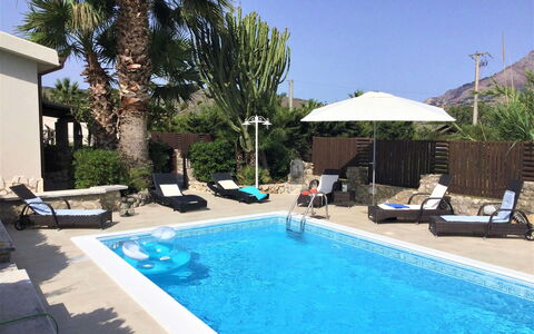 Villa Isabella: Piscine, Mobilier De Jardin, Meubles, Recours, Parapluie, Balancelle, Loisir, Eco Hôtel, Chaise, Vacances