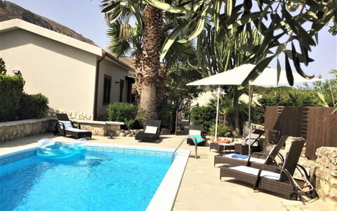 Villa Isabella: Piscine, Mobilier De Jardin, Recours, Meubles, Loisir, Balancelle, Eco Hôtel, Vacances, Parapluie, Chaise