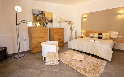 Villa Isabella: Meubles, Lit, Design Intérieur, Chambre, Sol, Bois, Sol, Plafond, Pièce, Drap De Lit