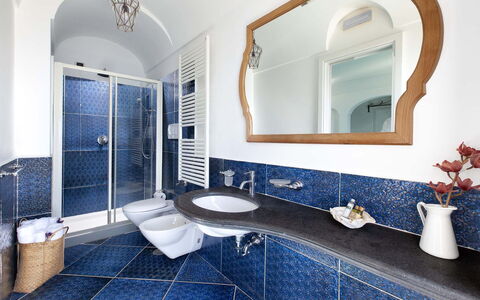 Villa Magnolia: Bleu, Sol, Design Intérieur, Luminaire Plomberie, Sol, Robinet, Lavabo, Évier, Tuile, Salle De Bains