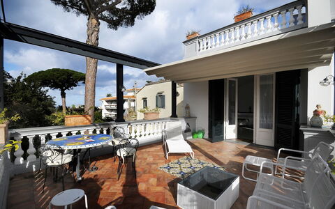 Villa Marion: Domicile, Balcon, Appartement, Porche, Plante D'Appartement, Pot De Fleur, Villa, Manoir, Structure En Plein Air