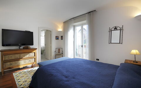 Villa Marion: Meubles, Lit, Design Intérieur, Chambre, Mur, Sol, Drap De Lit, Sol, Literie, Bois