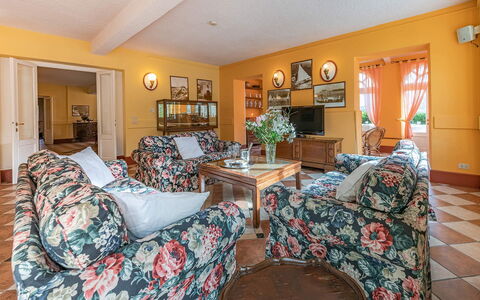 Villa Meridiana: Design Intérieur, Meubles, Sol, Canapé, Sol, Plafond, Pièce, Salon, Éclairage, Table
