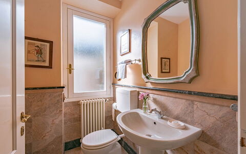 Villa Meridiana: Mur, Design Intérieur, Luminaire Plomberie, Sol, Sol, Lavabo, Robinet, Salle De Bains, Miroir, Évier