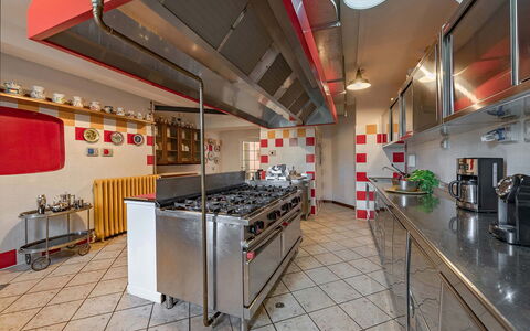 Villa Meridiana: Cuisine, Design Intérieur, Comptoir, Plafond, Sol, Éclairage, Meubles, Appareil De Cuisine, Principaux Appliance, Pièce
