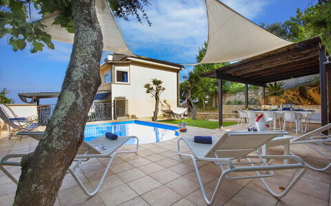 Villa Mouna: Piscine, Ombre, Recours, Chaise, Mobilier De Jardin, Loisir, Biens, Parapluie, Eco Hôtel, Hacienda