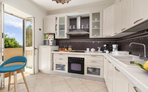 Villa Mouna: Appareil De Cuisine, Cuisine, Comptoir, Principaux Appliance, Cabinetry, Meubles, Design Intérieur, Électroménager, Bois, Sol