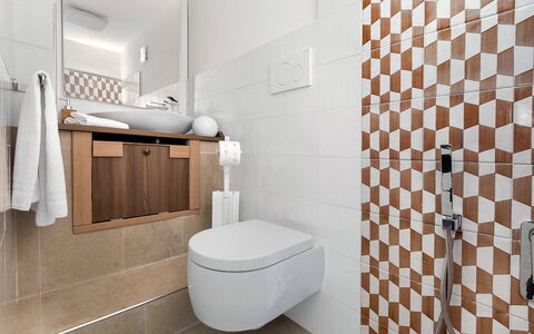 Villa Mouna: Sol, Luminaire Plomberie, Design Intérieur, Salle De Bains, Siège De Toilette, Sol, Toilette, Tuile, Plomberie, Évier