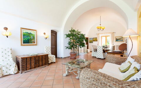 Villa Polluce: Meubles, Sol, Pot De Fleur, Plante D'Appartement, Chaise, Table Cuisine Et Salle A Manger, Salon, Salle À Manger, Vase, Table Basse