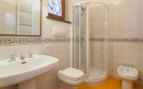 Villa Polluce: Sol, Sol, Luminaire Plomberie, Design Intérieur, Salle De Bains, Évier, Robinet, Plomberie, Lavabo, Tuile