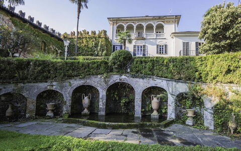 Villa Romantica: Arbuste, Jardin, Haie, Hacienda, Biens, Manoir, Aménagement Paysager, Cour, Cour, Pelouse