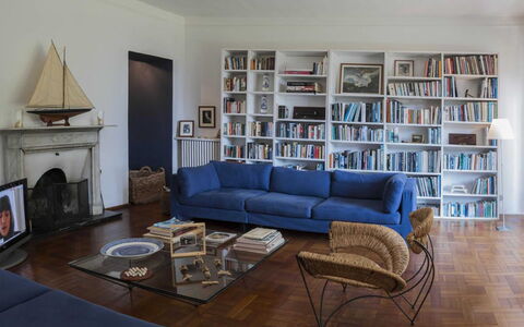 Villa Romantica: Meubles, Bibliothèque, Design Intérieur, Canapé, Sol, Rayonnage, Étagère, Sol, Salon, Bois
