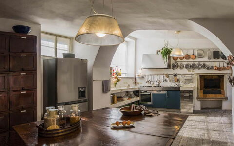 Villa Romantica: Meubles, Design Intérieur, Cuisine, Sol, Comptoir, Éclairage, Luminaire, Pièce, Plafond, Domicile