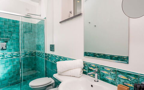 Villa Sole di Amalfi: Bleu, Sol, Sol, Design Intérieur, Luminaire Plomberie, Tuile, Salle De Bains, Plomberie, Robinet, Céramique