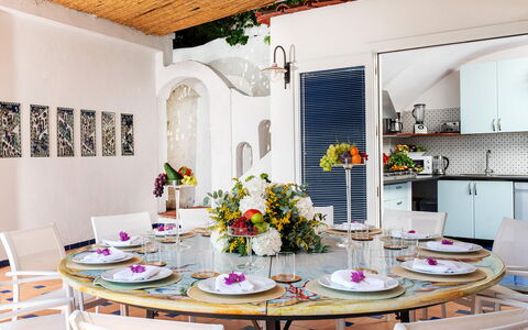 Villa Sole di Amalfi: Meubles, Design Intérieur, Table, Chaise, Salle À Manger, Vaisselle, Table Cuisine Et Salle A Manger, Textile, Éclairage, Nappe De Table