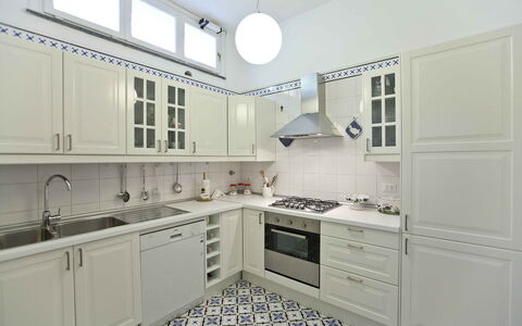 Villa Torre del Sole: Cuisine, Comptoir, Cabinetry, Appareil De Cuisine, Sol, Principaux Appliance, Design Intérieur, Sol, Cuisinière, Placard