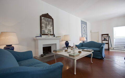 Villa Torre del Sole: Meubles, Design Intérieur, Sol, Mur, Canapé, Sol, Salon, Pièce, Plafond, Table