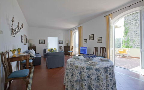 Villa Torre del Sole: Mur, Meubles, Domicile, Chaise, Appartement, Table Cuisine Et Salle A Manger, Salle À Manger, Plante D'Appartement, Pot De Fleur, Villa