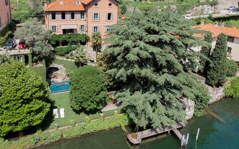 Villa Traversi: Zone Résidentielle, Maison, Domicile, Arbuste, Établissements Humains, Jardin, Biens, Appartement, Hacienda