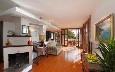 Villa Valeria: Meubles, Sol, Design Intérieur, Bois, Sol, Plafond, Salon, Pièce, Canapé, Chaise