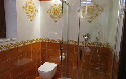 Villa Valeria: Luminaire Plomberie, Salle De Bains, Design Intérieur, Sol, Sol, Tuile, Plomberie, Robinet, Lavabo, Douche