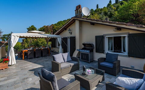 Villa Vorno: Meubles, Domicile, Chaise, Ombre, Mobilier De Jardin, Patio, Recours, Plate-Forme, Structure En Plein Air, Balcon