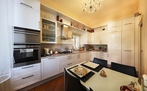 Zarina: Meubles, Cuisine, Appareil De Cuisine, Comptoir, Design Intérieur, Cabinetry, Principaux Appliance, Sol, Bois, Plafond