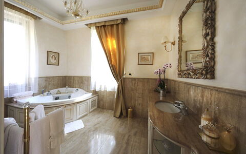 Zarina: Design Intérieur, Éclairage, Meubles, Luminaire Plomberie, Luminaire, Sol, Pièce, Baignoire, Robinet, Salle De Bains