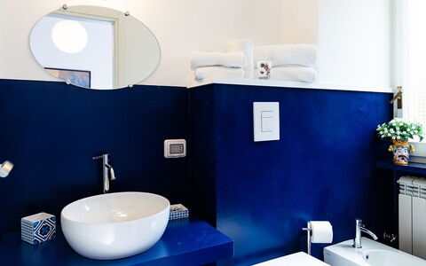 Casa Milena: Bleu, Luminaire Plomberie, Salle De Bains, Sol, Lavabo, Évier, Robinet, Sol, Design Intérieur, Plomberie