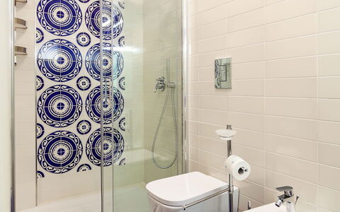 Casa Serena: Bleu, Salle De Bains, Sol, Luminaire Plomberie, Sol, Siège De Toilette, Design Intérieur, Toilette, Plomberie, Tuile