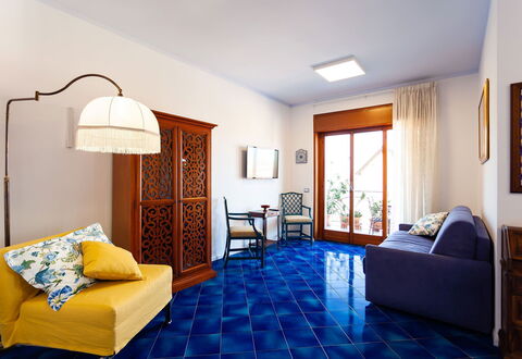 Casa Serena: Bleu, Sol, Sol, Design Intérieur, Tuile, Pièce, Tache De Bois, Parquet, Salon