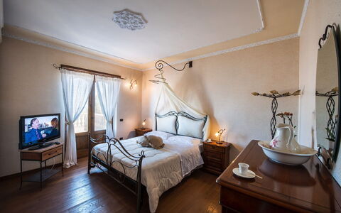 Villa Pandora: Meubles, Chambre, Design Intérieur, Éclairage, Lit, Sol, Sol, Cadre De Lit, Drap De Lit, Literie