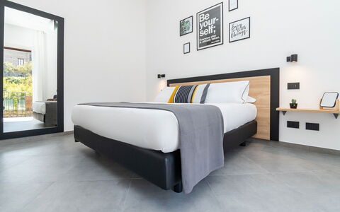 Apartment Vittoria: Design Intérieur, Appartement, Cadre De Lit, Lit, Hôtel, Chambre, Cadre, Lampe, Literie