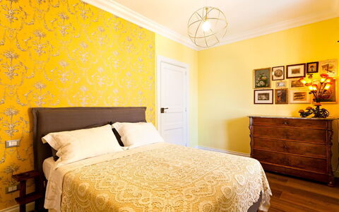 Interno Sorrentino: Meubles, Design Intérieur, Jaune, Mur, Chambre, Lit, Sol, Sol, Pièce, Drap De Lit