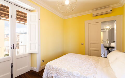 Interno Sorrentino: Chambre, Design Intérieur, Jaune, Lit, Bois, Sol, Sol, Drap De Lit, Plafond, Literie