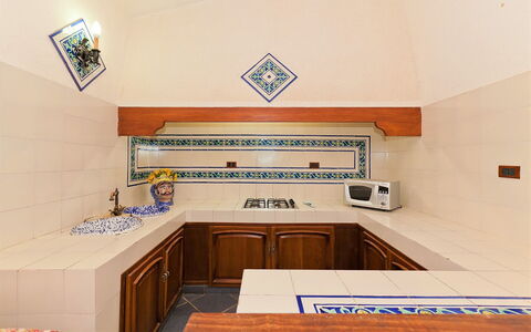 Villa Lo Capo: Sol, Design Intérieur, Sol, Cuisine, Plafond, Comptoir, Tuile, Pièce, Tache De Bois, Cabinetry