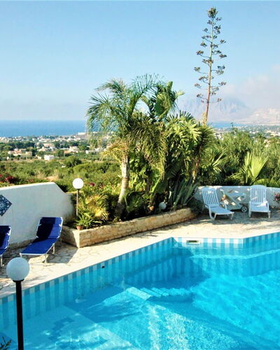 Villa Lo Capo: Bleu, Piscine, Recours, Mobilier De Jardin, Meubles, Eco Hôtel, Chaise, Hacienda, Balancelle, Pot De Fleur