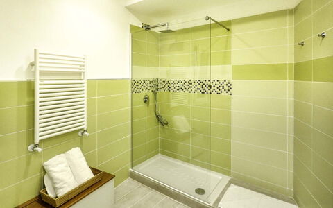 Casa Primavera: Sol, Design Intérieur, Salle De Bains, Luminaire Plomberie, Sol, Plomberie, Tuile, Douche, Plafond, Robinet