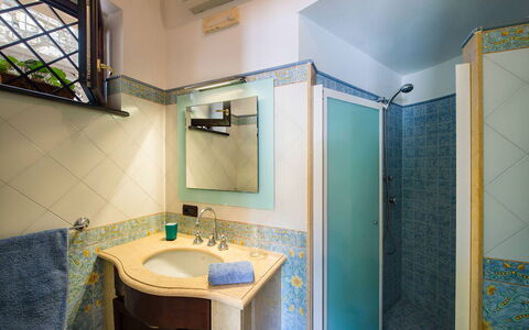 Villa Tortuga: Luminaire Plomberie, Mur, Lavabo, Design Intérieur, Salle De Bains, Sol, Sol, Robinet, Évier, Plomberie