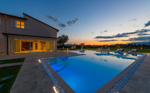 Villa Monsummano: Bleu, Piscine, Recours, Composite, Caractéristique De L'Eau, Biens, Eco Hôtel, Réflexion, Villa, Crépuscule